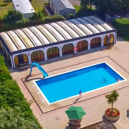 White Rose Cottages, Near Apartment