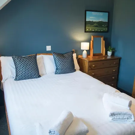 شقة White Rose Cottages, Near